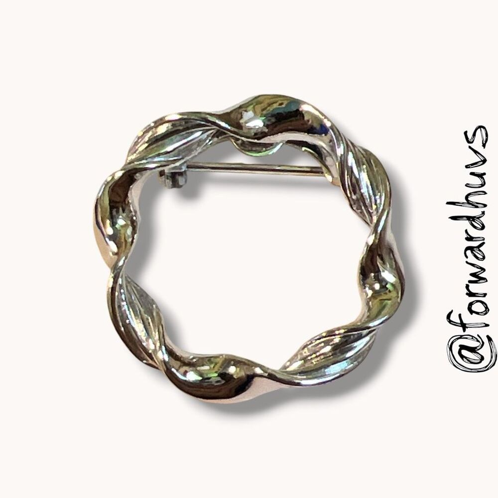 Vintage Silver Tone Twisted Wreath Circle Brooch Pin